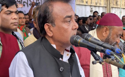 ট্রাকের চাকায় ‘পিষ্ট’ হাসানুল হক, জিতলেন স্বতন্ত্র প্রার্থী কামারুল আরেফিন 
