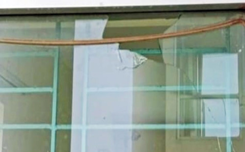 রাখাইন থেকে আসা গুলিতে ভাঙলো টেকনাফ বন্দরের জানালা-ট্রাকের গ্লাস 