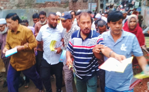 যাত্রাবাড়ীতে এমপি পদপ্রার্থী নবীউল্লাহ নবীর নেতৃত্বে ডেংগু প্রতিরোধ লিফলেটে বিতরণ করেন.....। 