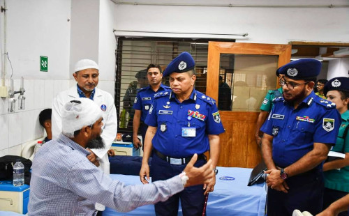 বঙ্গভবন এলাকায় আইনশৃঙ্খলা রক্ষার দায়িত্ব পালনকালে আহত পুলিশ সদস্যদের দেখতে কেন্দ্রীয় পুলিশ হাসপাতাল পরিদর্শনে আইজিপি এবং  ডিএমপি কমিশনার। 