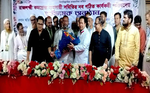 উত্তরার রাজলক্ষ্মী কমপ্লেক্স মার্কেট ব্যবসায়ী সমিতির অভিষেক অনুষ্ঠান     সবাই মিলেমিশেই একটা ভালো কাজ করা যায় : নায়ক বাপ্পারাজ। 