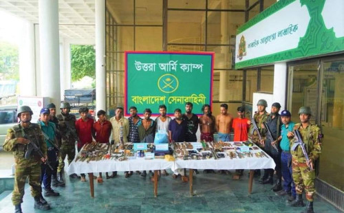 রাজধানীর উত্তরার শীর্ষ সন্ত্রাসী আলতাফ দেশীয় অস্ত্র ও নগদ টাকাসহ সেনাবাহিনীর অভিযানে গ্রেফতার!।