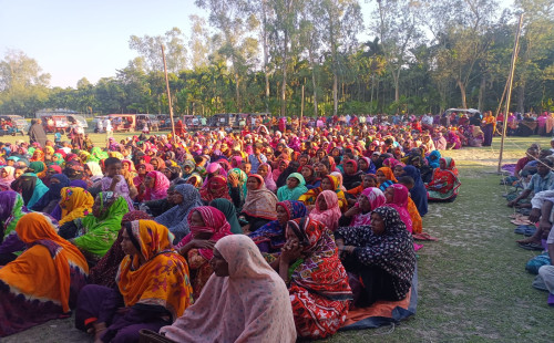 এক শত টাকায় মিলবে এক লাখ টাকা কুড়িগ্রামের রাজারহাটে হাজারো নারী পুরুষের ভীড় । 