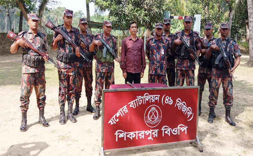 ভারতে পালানোর সময় গাজীপুরপ্যানেল মেয়র আসাদুর রহমান আটক। 