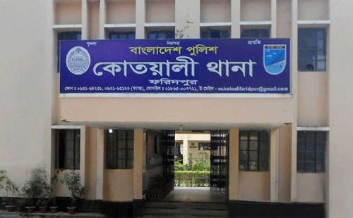 মাদক মামলায় গ্রেপ্তারি পরোয়ানাভুক্ত আসামিকে ধরতে গিয়ে হামলায়। 