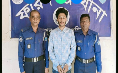 আমাকে থানায় নিতে হলে, ওসিকে আসতে বলেন  ছাত্রদল নেতাকে আটক 