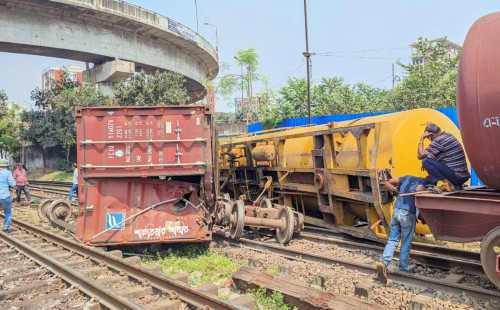 কমলাপুরে প্রবেশের সময় একটি কন্টেইনারবাহী ট্রেনের বগি লাইনচ্যুত হয়েছে 
