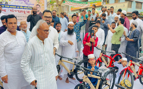 মহানগর উত্তর বিএনপির অভিনব কর্মসূচি নামাজ পড়ে সাইকেল পেলো ৩২ কিশোর 
