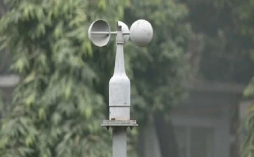 ৬০ কিলোমিটার বেগে ঝড়ো হাওয়া বয়ে যেতে পারে বলে জানিয়েছে আবহাওয়া 