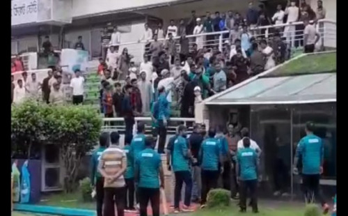 মোহামেডান সমর্থকের দিকে মাহমুদউল্লাহর তেড়ে যাওয়ার ঘটনা নিয়ে যা জানা গেলো 
