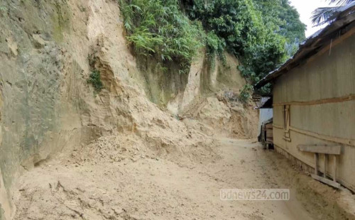 খাগড়াছড়িতে টানা বৃষ্টিতে পাহাড় ধসের শঙ্কা, সরাতে মাইকিং 