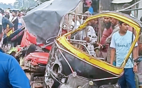বাস ও মাহেন্দ্রর মুখোমুখি সংঘর্ষে বাবা-ছেলেসহ পাঁচজন নিহত 