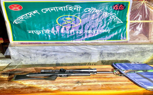 সেনাবাহিনীর অভিযানে শিক্ষার্থীর ঘর থেকে স্নাইপার রাইফেল উদ্ধার। 