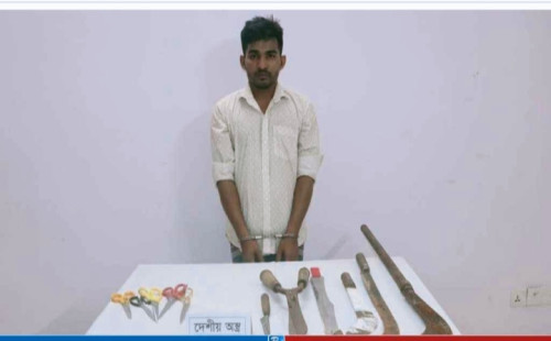 সেনাবাহিনীর অভিযানে বিপুল পরিমাণ দেশীয় অস্ত্রসহ সাজ্জাদ হোসেন নামে এক যুবককে গ্রেপ্তার 