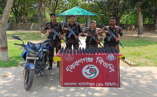 সীমান্তে ১৪১ বোতল ভারতীয় ফেন্সিডিল এবং ০১টি মোটরসাইকেল আটক। 