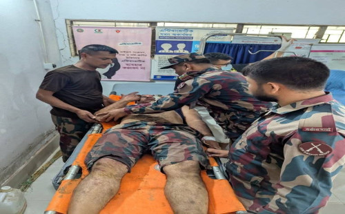 থানচি বিজিবি চেক পোস্টে ট্রাকের ধাক্কা, আহত ৩ বিজিবি সদস্য। 