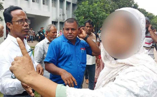 রাজশাহীর আদালত চত্বরে প্রকাশ্যেই এক নারীকে শারীরিকভাবে লাঞ্ছিত