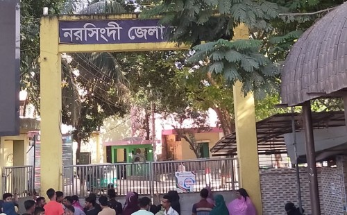 নরসিংদী জেলা কারাগারের  বন্দিদের সাথে সাক্ষাতের অপেক্ষায় 
