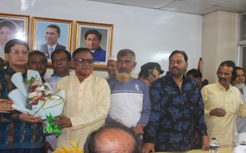 ঢাকা ৫ আসনের এমপি প্রার্থী আলহাজ্ব নবিউল্লাহ নবী সাহেবকে ফুলের তোড়া দিয়ে শুভেচ্ছা বিনিময় 