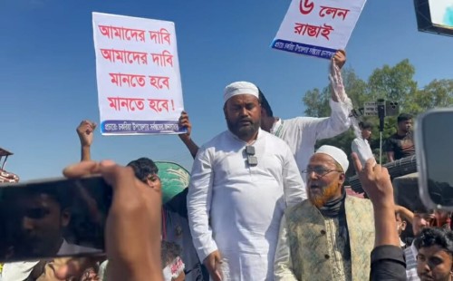 চট্টগ্রাম কক্সবাজার মহাসড়ক ৬ লেনে উন্নীত করণের দাবিতে ব্লকেড। 