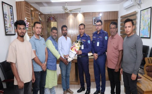 সিএইচটি জার্নালিস্টস অ্যাসোসিয়েশন ফুলের শুভেচ্ছা জানালো রাঙ্গামাটি পুলিশ সুপারকে 