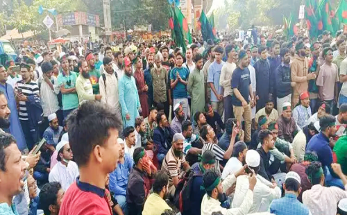 ওসমান হাদির মৃত্যুর ঘটনার প্রতিবাদ জানিয়ে রাজধানীর শাহবাগ মোড় অবরোধ 