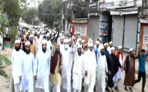 শরীফ ওসমান হাদিকে হত্যার প্রতিবাদে রাজধানীর পুরান ঢাকায় ইসলামিক আন্দোলন বাংলাদেশের বিক্ষোভ মিছিল। 