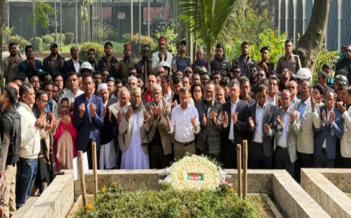 শহীদ শরিফ ওসমান হাদির কবর জিয়ারত করলেন তারেক রহমান 