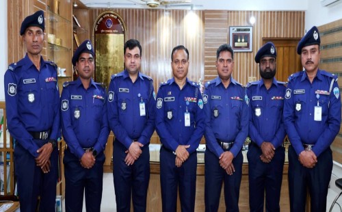 রাঙ্গামাটিতে পদোন্নতিপ্রাপ্ত ৫ পুলিশ কর্মকর্তাকে র‍্যাংক ব্যাজ পরিয়ে দিলেন পুলিশ সুপার 