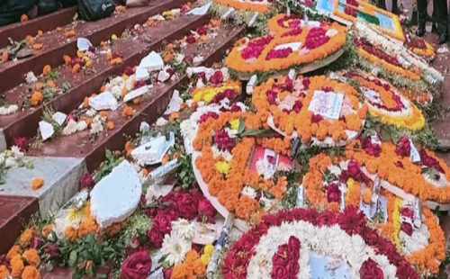 মহান মাতৃভাষা দিবস উপলক্ষে কেন্দ্রীয় শহীদ মিনারে বিনম্র শ্রদ্ধা জানাচ্ছে সর্বস্তরের মানুষ 