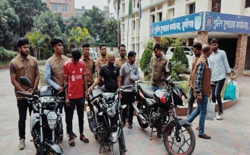মুন্সিগঞ্জের বিভিন্ন এলাকা থেকে ৩টি চোরাই মোটরসাইকেলসহ ৩ জনকে আটক 