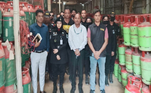 এল পি জি গ্যাস সিলিন্ডার বেশি মূল্যে বিক্রি করায়  দুই লক্ষ) টাকা জরিমানা 