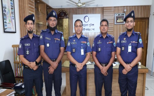 রাঙ্গামাটিতে পদোন্নতি প্রাপ্ত এএসআই রেজুয়ানকে র‍্যাংক ব্যাজ পরিয়ে দিলেন পুলিশ সুপার 