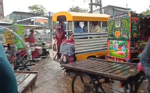 রাজধানীর ডেমরা রোডের দীর্ঘ অংশজুড়ে জমে থাকা বৃষ্টির পানি এখন জনদুর্ভোগ 