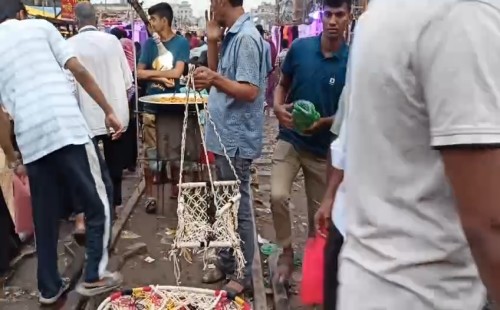 মৃত্যুর ফাঁদ জুরাইন রেললাইন: রেলপাত ও ফুটপাত এখন হকারদের দখলে.. 