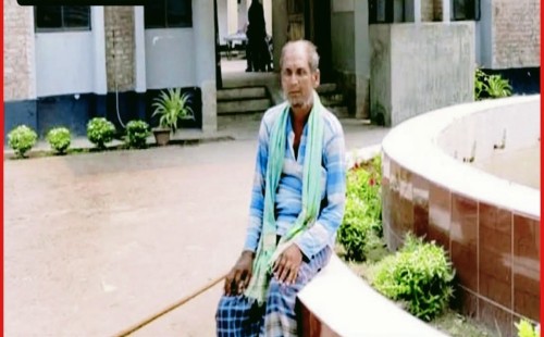 ​নামাজ পড়তে গিয়ে ভ্যান হারিয়ে দিশেহারা প্রতিবন্ধী চালক; 