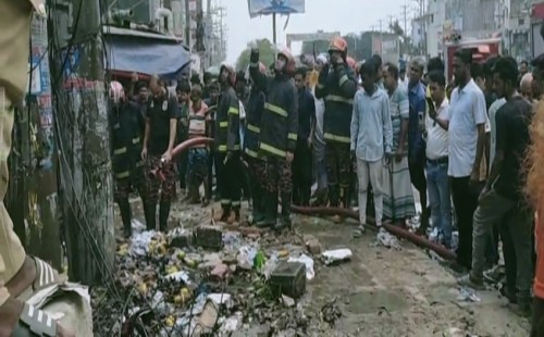 নরসিংদী জেলখানার মোড়ে অগ্নিকাণ্ডের সূত্রপাত ফায়ার সার্ভিসের মাধ্যমে অগ্নি নিয়ন্ত্রন। 