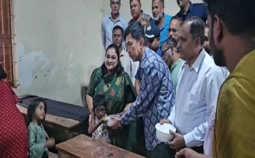 রাঙামাটিতে দুর্যোগকবলিত মানুষের পাশে সাবেক পার্বত্যমন্ত্রী দীপেন দেওয়ান 