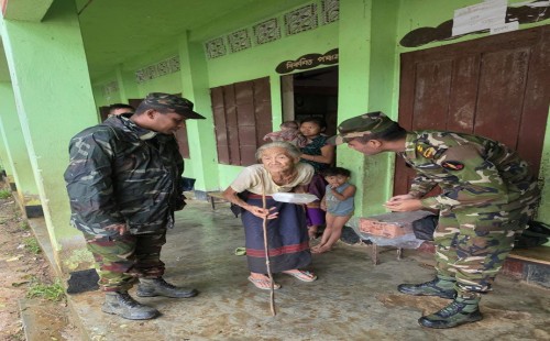 লংগদুতে বন্যাদুর্গতদের পাশে সেনাবাহিনী: আশ্রয়কেন্দ্রে খাদ্য ও পানি বিতরণ 