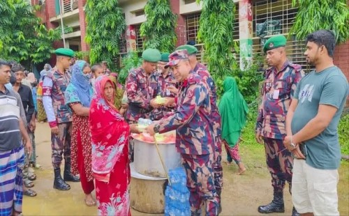 বাঘাইছড়িতে বন্যাকবলিত ৬ শতাধিক মানুষের পাশে মারিশ্যা জোন বিজিবি 