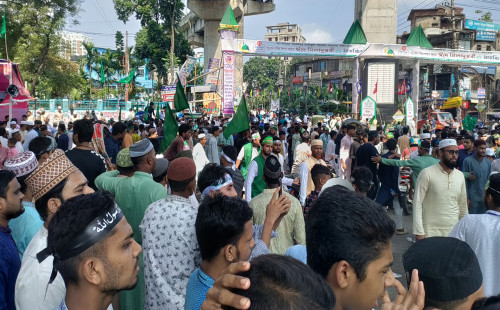 ঈদে মিলাদুন্নবী : জশনে জুলুসমুখী জনতার ঢল 