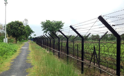 ফেন্সিডিলসহ এক মাদক ব্যবসায়ী ভারতীয় নাগরিককে আটক করেছে বিজিবি। 