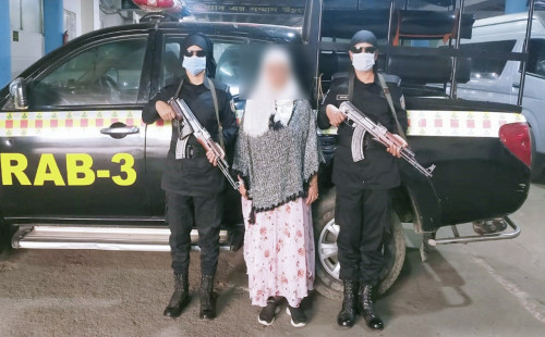 নিজের শরীরে মাদক বহন কারবারী নারী। 