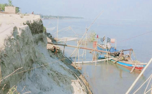 নদীতে  বালু লুযমুনায়টে যুগলবন্দি যুবলীগ-বিএনপি। 