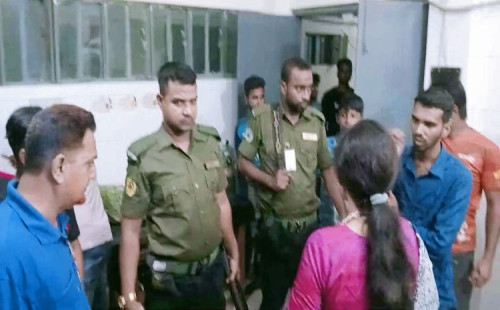 পাবনায় ভাঙ্গুড়ায় ক্লাব দখলকে কেন্দ্র করে আওয়ামী লীগ ও বিএনপি নেতাকর্মীদের মধ্যে সংঘর্ষ আহত ২৪জন। 