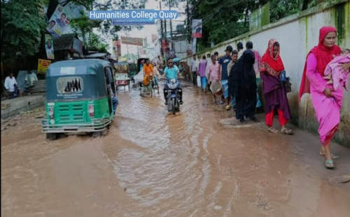 বেহাল সড়কের জন্য নগরবাসীর নিত্যদুর্ভোগ। 