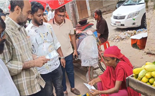 পল্লবীতে ডেঙ্গু প্রতিরোধে  স্বেচ্ছাসেবক দলের লিফলেট বিতরণ। 