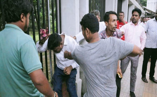 ৭ মার্চ এবং ১৫ আগস্ট বাতিলের দাবিতে হামলা। 