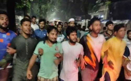 মধ্যরাতে শিক্ষার্থীদের বিক্ষোভে উত্তাল নীলক্ষেত-মিরপুর