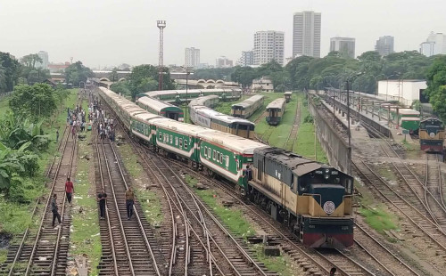 পঞ্চগড় এক্সপ্রেস (৭৯৩)   লাইনচ্যুতির ঘটনায় দীর্ঘ সময় ট্রেন চলাচল বন্ধ। 